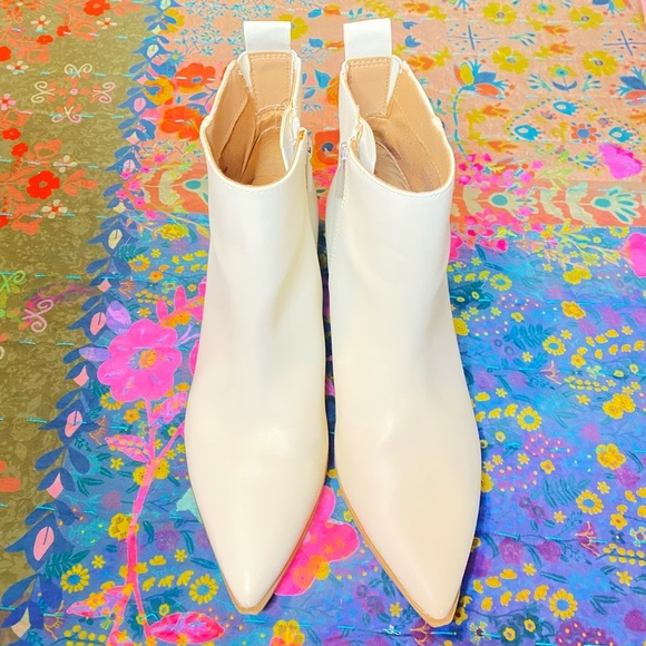 Universal Thread Women's Cream Ankle Boots size 9 - Picture 2 of 4